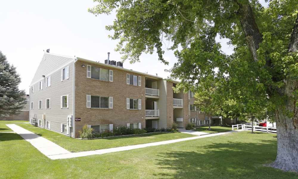 Exterior of an apartment building at Highland Pointe Apartments in Cottonwood Heights, Utah