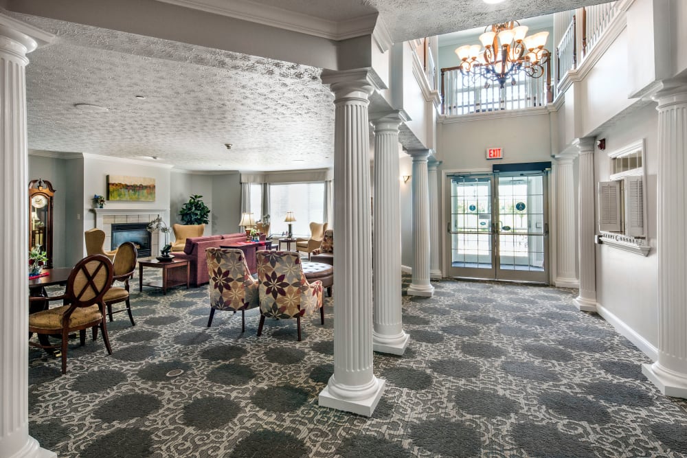 Comfortable lounge area with classical pillars at GreenTree at Mt. Vernon in Mt. Vernon, Illinois