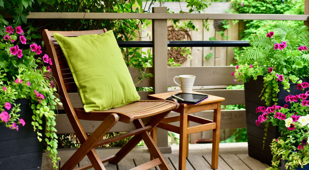 Private patio with plants at Parkside Estates in Canonsburg, Pennsylvania