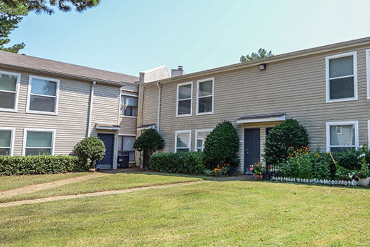 Building exterior view at Legacy on Lynnfield in Memphis, Tennessee