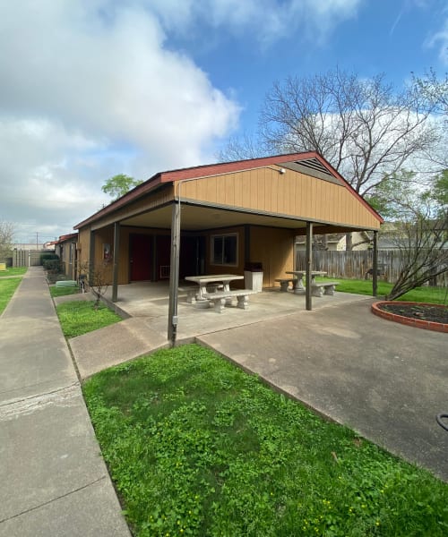 Covered picnic table at Arbors on 31st in Bryan, Texas