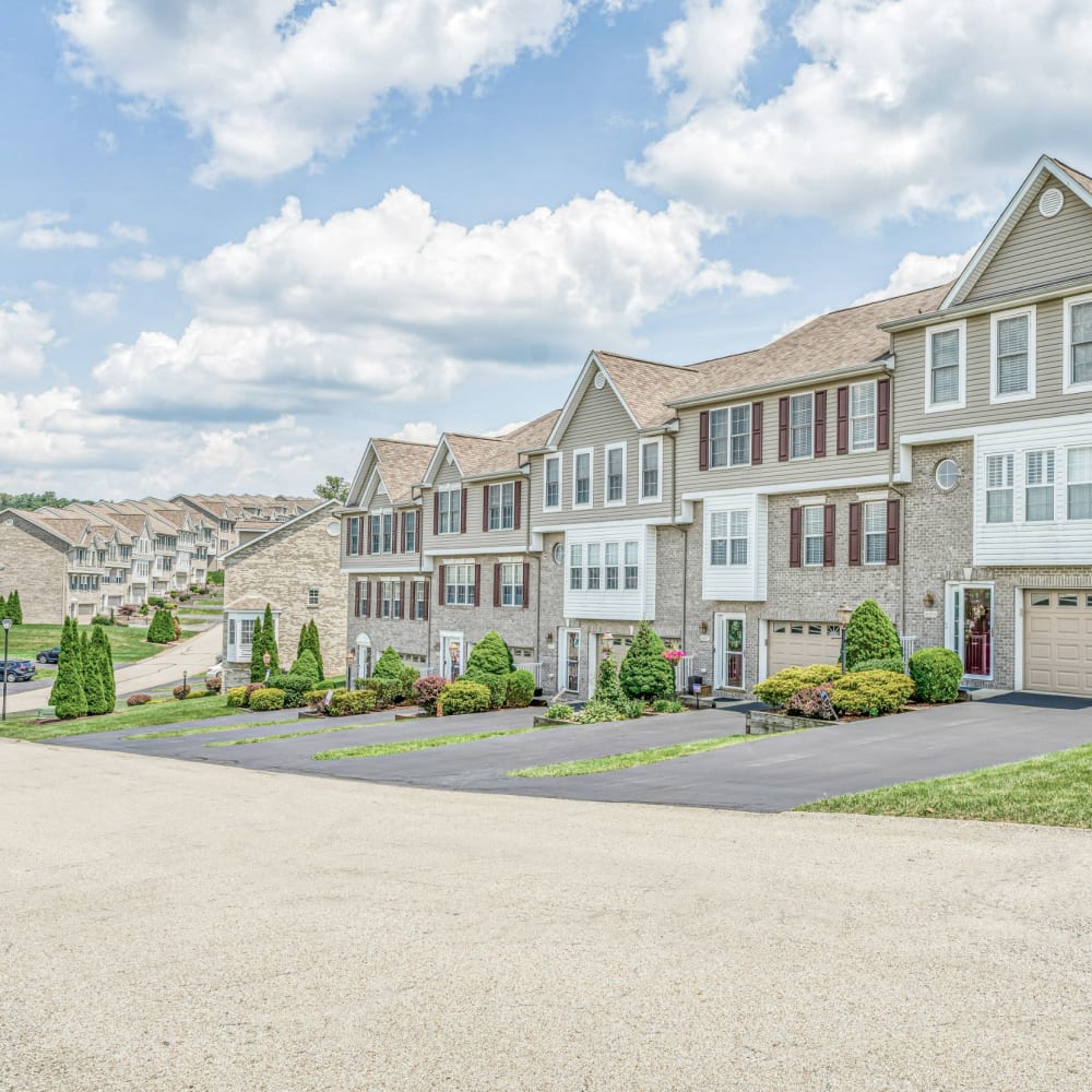 Apartments that have garages at Walton Crossings, Jeannette, Pennsylvania