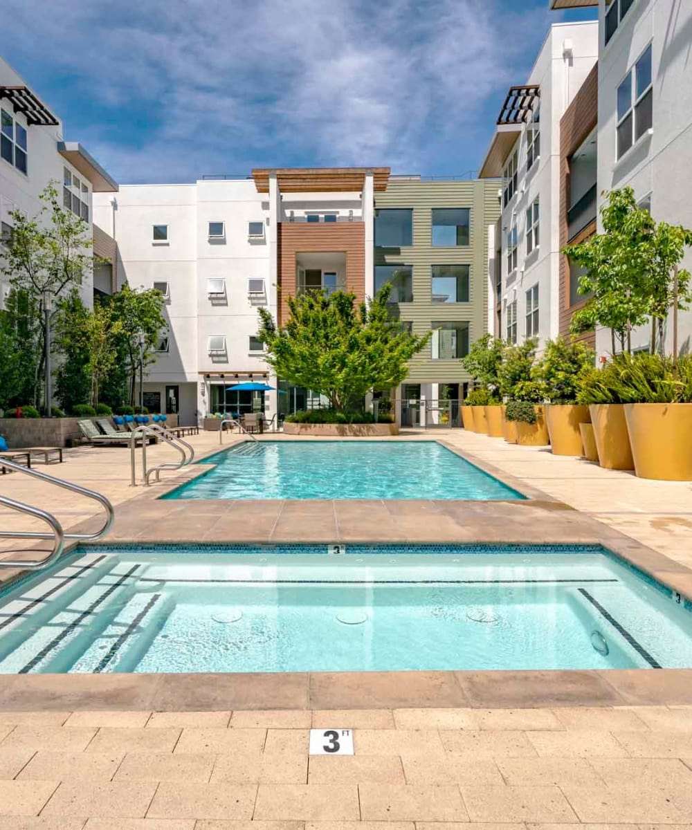 Large pool-side hot tub at Domus on the Boulevard in Mountain View, California