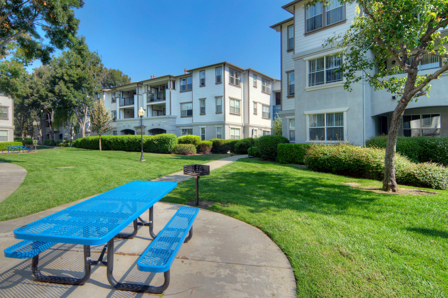 A picnic table outside of Park Hacienda Apartments in Pleasanton, California