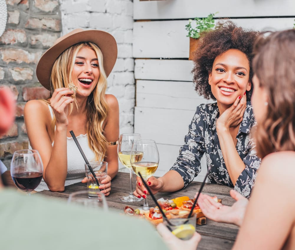 Resident friends out for a meal and drinks at their favorite spot near Sofi Sunnyvale in Sunnyvale, California