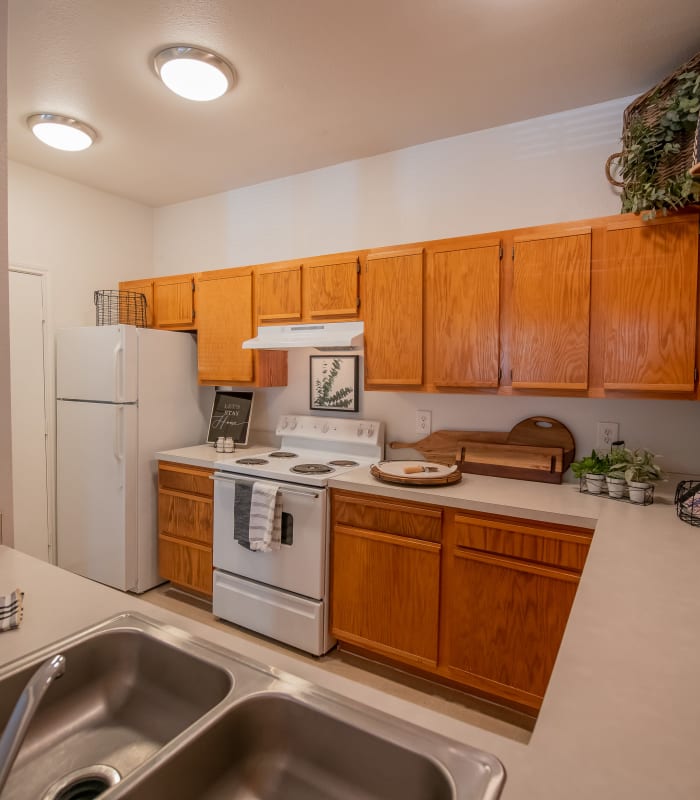 Kitchen with granite countertops at The Pointe of Ridgeland in Ridgeland, Mississippi