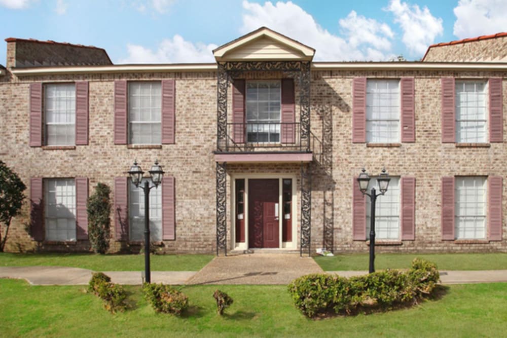 Front view of the community at Towne Oaks in Baton Rouge, Louisiana
