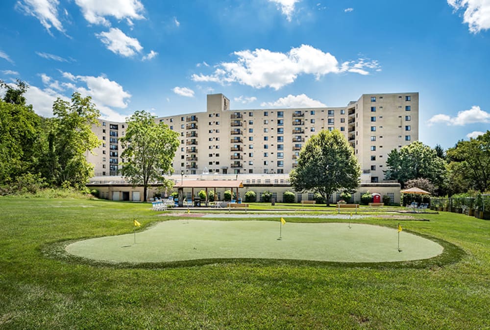 Putting green and exterior at Maiden Bridge & Canongate Apartments in Pittsburgh, Pennsylvania