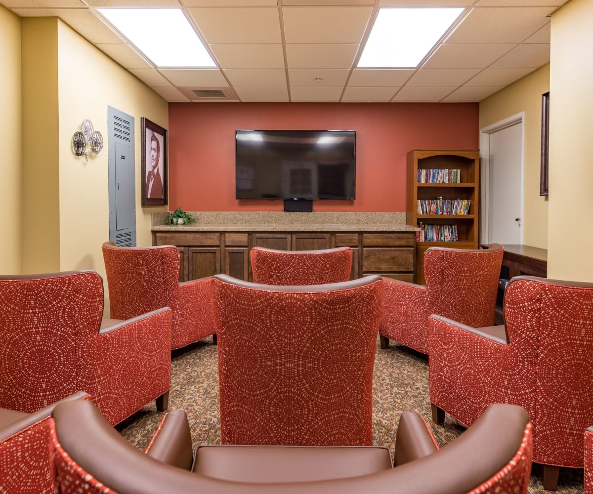 Lounge room with TV at Pacifica Senior Living Ellensburg in Ellensburg, Washington