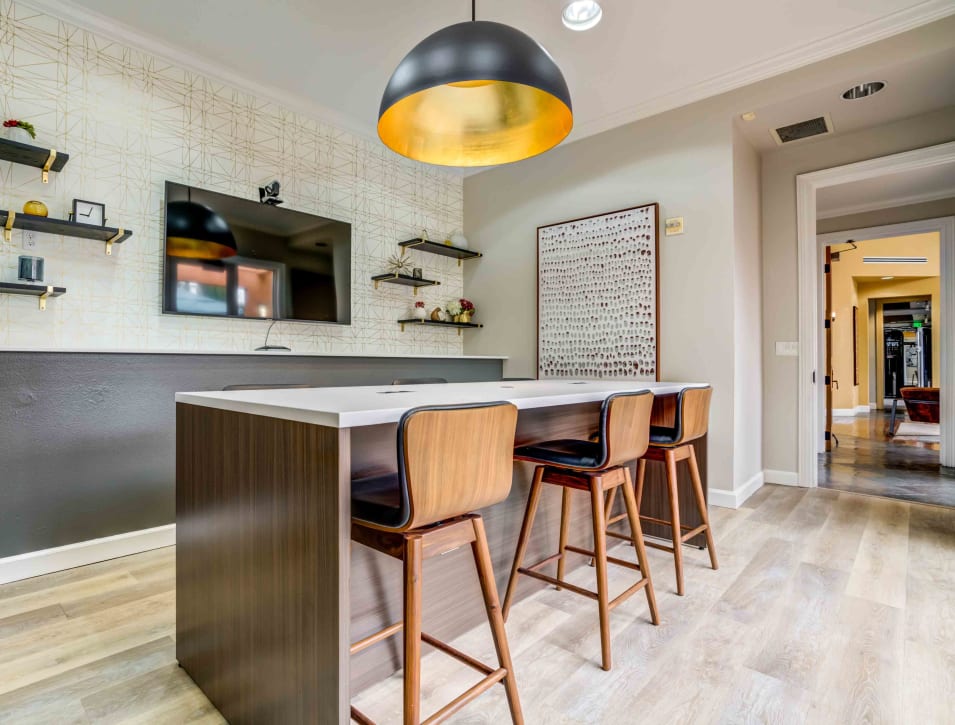Well-furnished lounge area in the lobby at Villa Del Sol in Sunnyvale, California