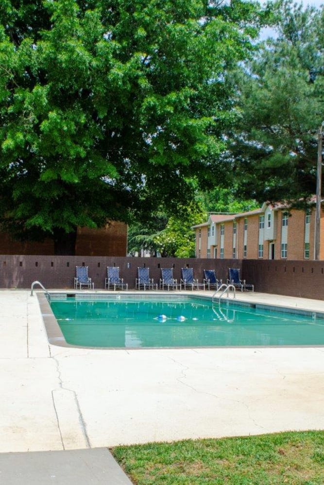 The swimming pool at Vista Villa in Charlotte, North Carolina