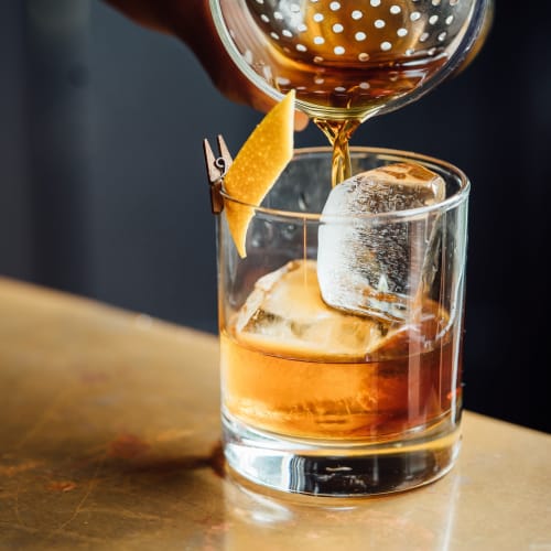 Bartender pouring an alcoholic drink at Everton Flats in Warrenville, Illinois