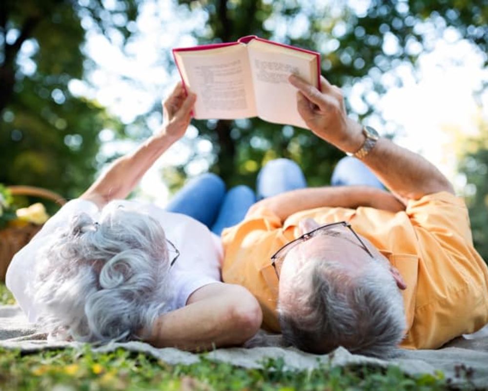 Seniors sharing a book at Tuscany at McCormick Ranch in Scottsdale, Arizona