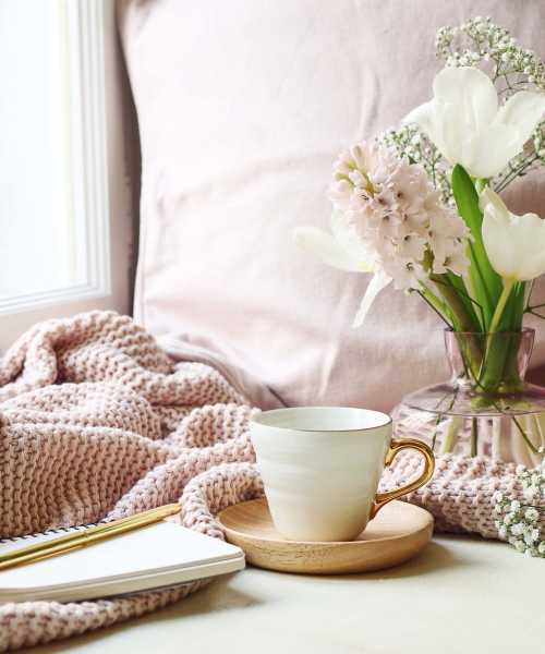 Tea cup and pad of paper at Somerset Court in Baltimore, Maryland