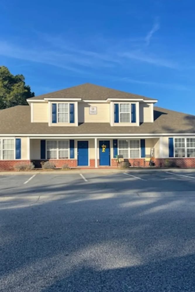 Apartment exterior at Avalon I Apartments in North Charleston, South Carolina