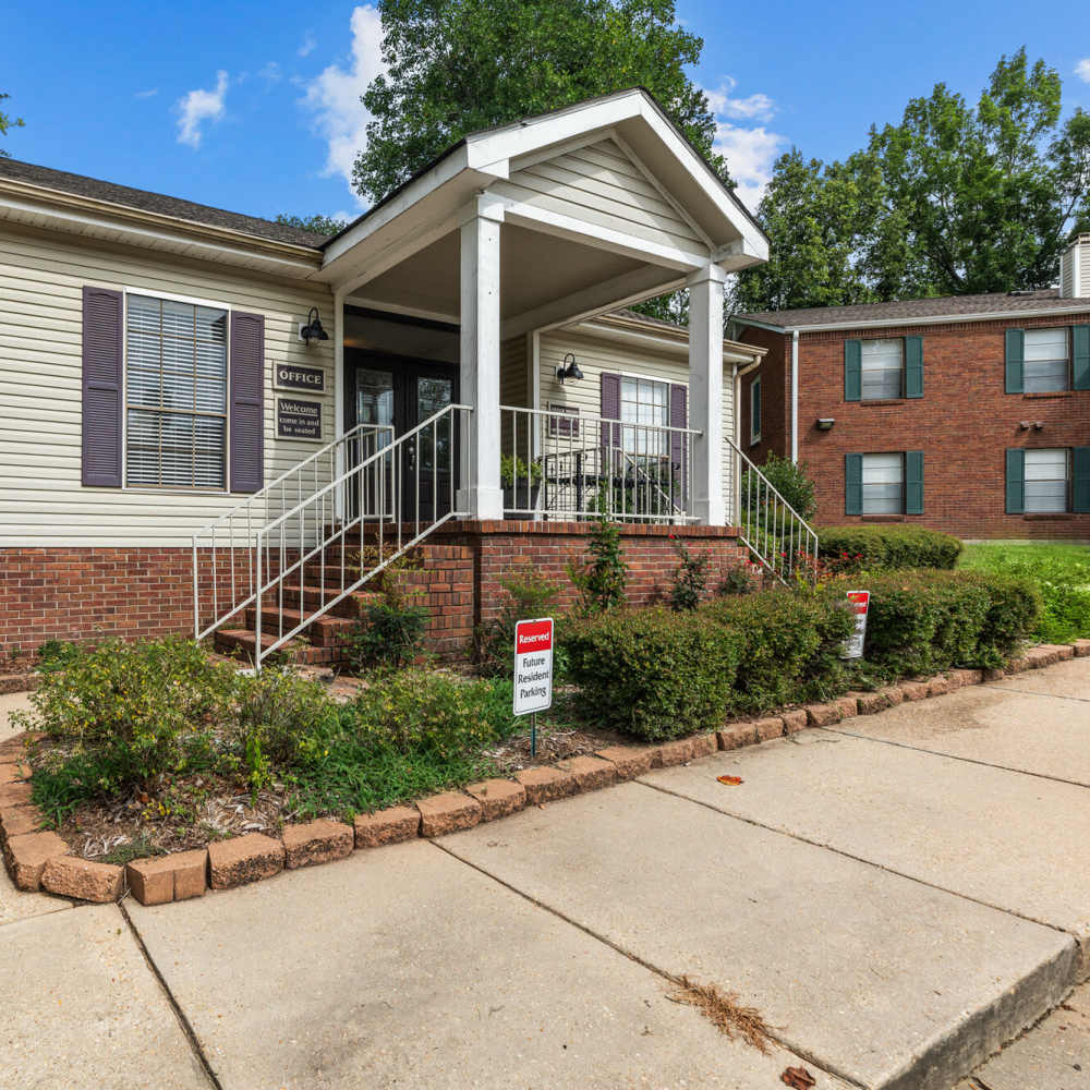 Exterior of building at Cannongate Apartments in Vicksburg, Mississippi