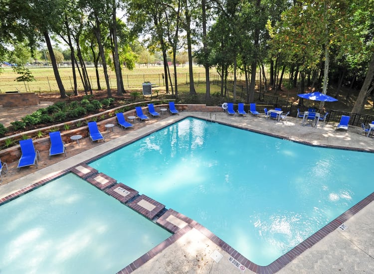 Bayou Parc at Oak Forest offers a beautiful swimming pool in Houston, Texas