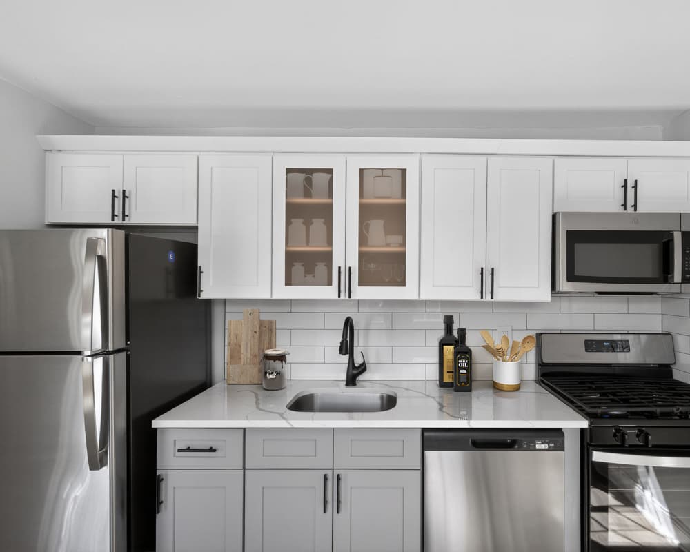 Modern kitchen and dining area at Eagle Rock Apartments at Woodbury in Woodbury, New York