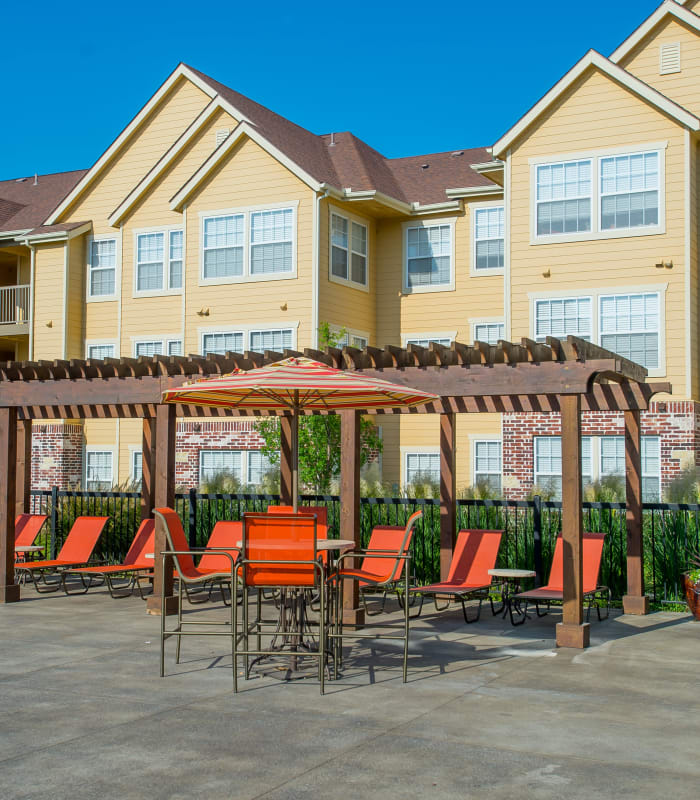 Outside deck seating with trelis at Coffee Creek Apartments in Owasso, Oklahoma