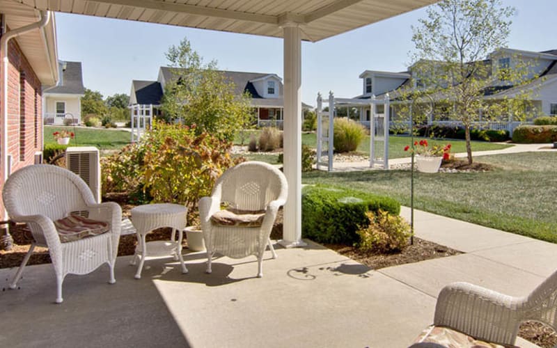 Outdoor seating at Teal Lake Senior Living in Mexico, Missouri