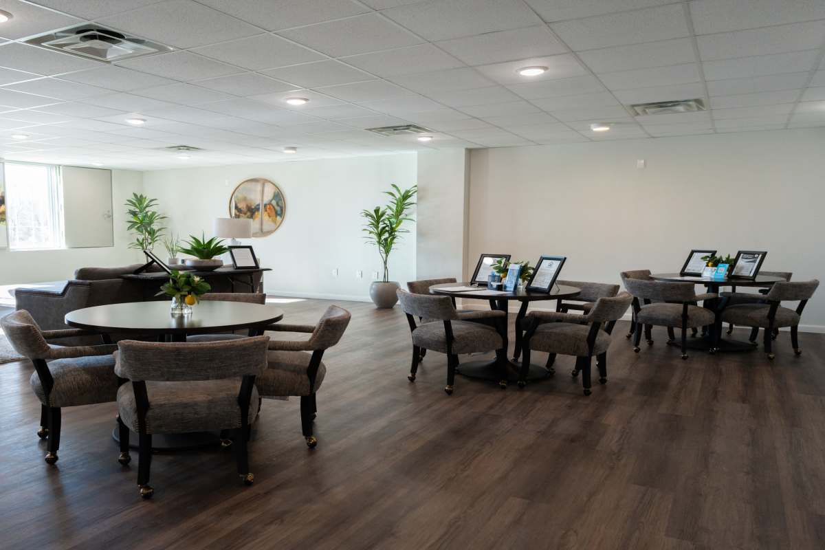 Clubhouse with lots of seating at Savannah Terrace in Mustang, Oklahoma