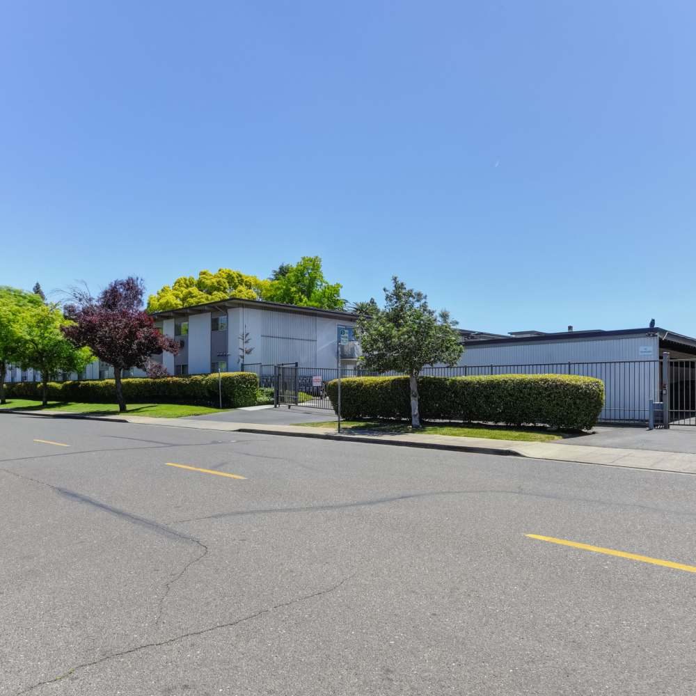 Exterior view of community at Glenwood Garden Apartments in Mountain View, California