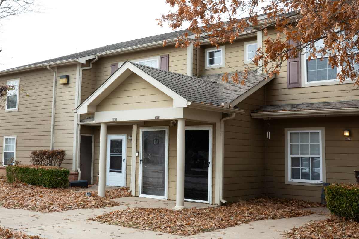 Exterior shot of apartments at Stonebridge in Jacksonville, Illinois