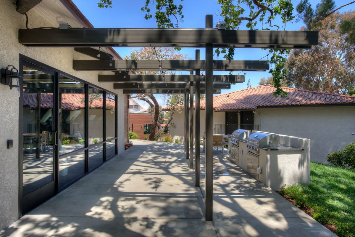 Barbeque area at Los Robles Apartments, Thousand Oaks, California