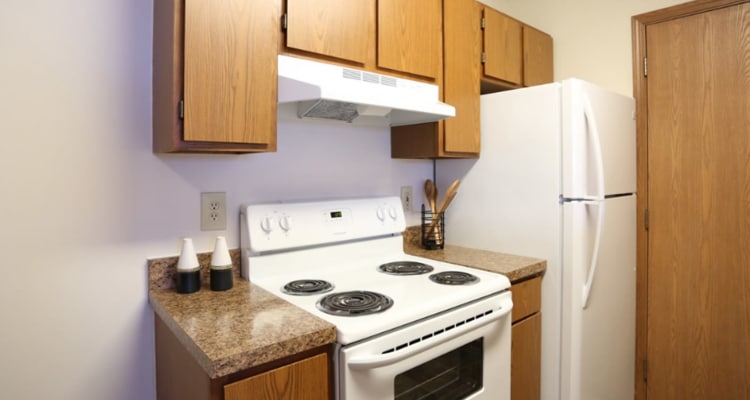 Kitchen at Gateway Lakes Apartments in Grove City, Ohio