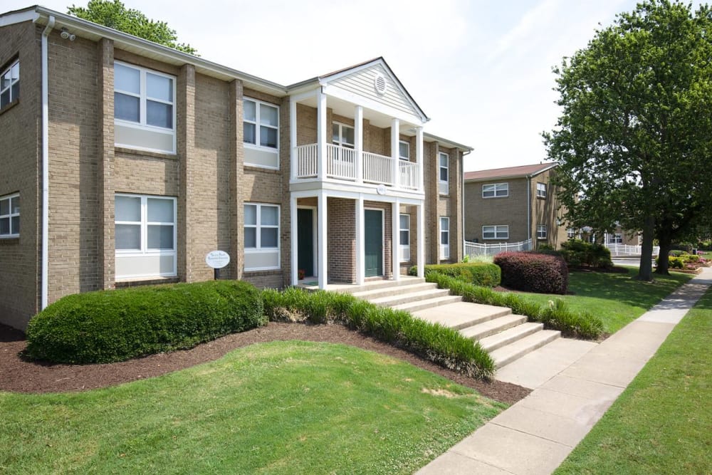 Exterior apartment building that's well landscaped at Admiral's Way in Norfolk, Virginia