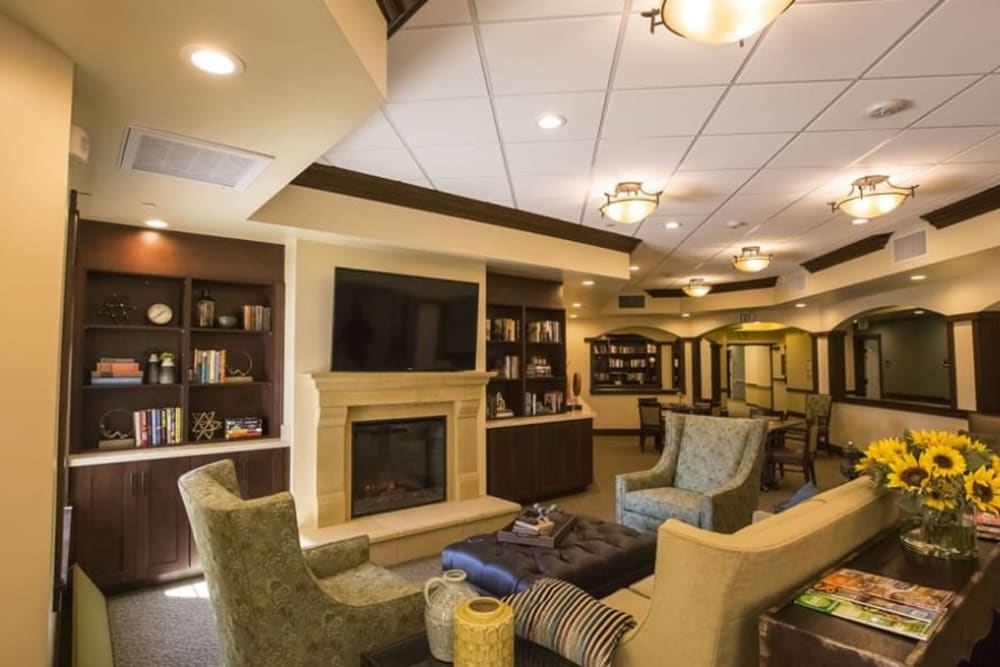 A lounge with couches at The Pointe at Summit Hills in Bakersfield, California. 