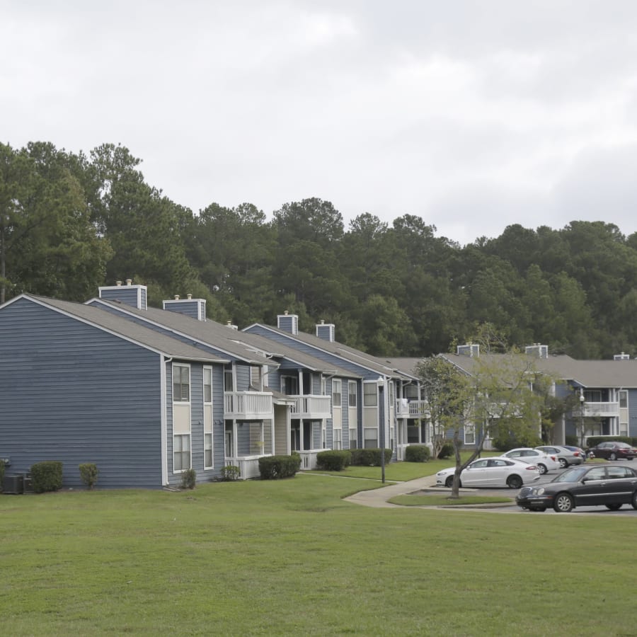 large lawn outside at Acasa Prosper Fairways in Columbia, South Carolina