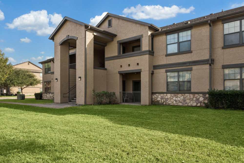 Exterior view of apartments at Lansbourough in Houston, Texas