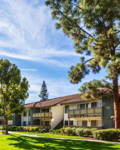Lush green landscaping at Sedona Apartment Homes, Placentia, California