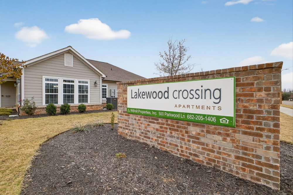 Charming entryway featuring lush landscaping and a welcoming atmosphere at Lakewood Crossing in Granbury, Texas.