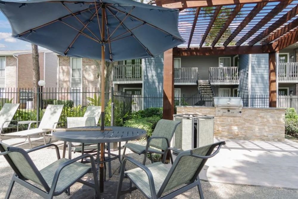 Poolside BBQ with tons of seating for residents and friends at Vantage Point in Houston, Texas