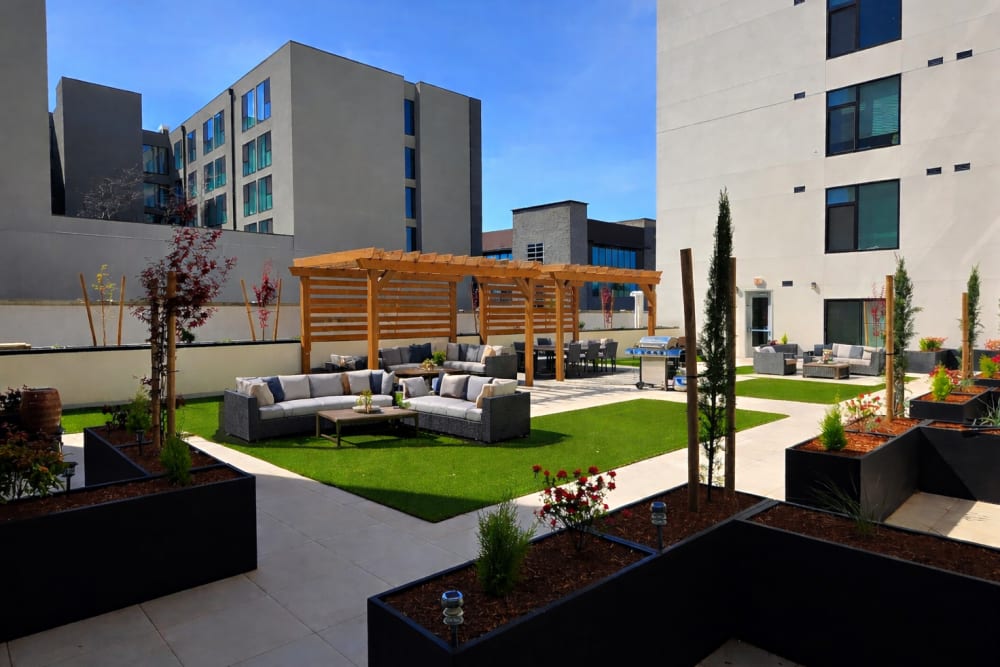 Outdoor courtyard at Koz on State in Salem, Oregon