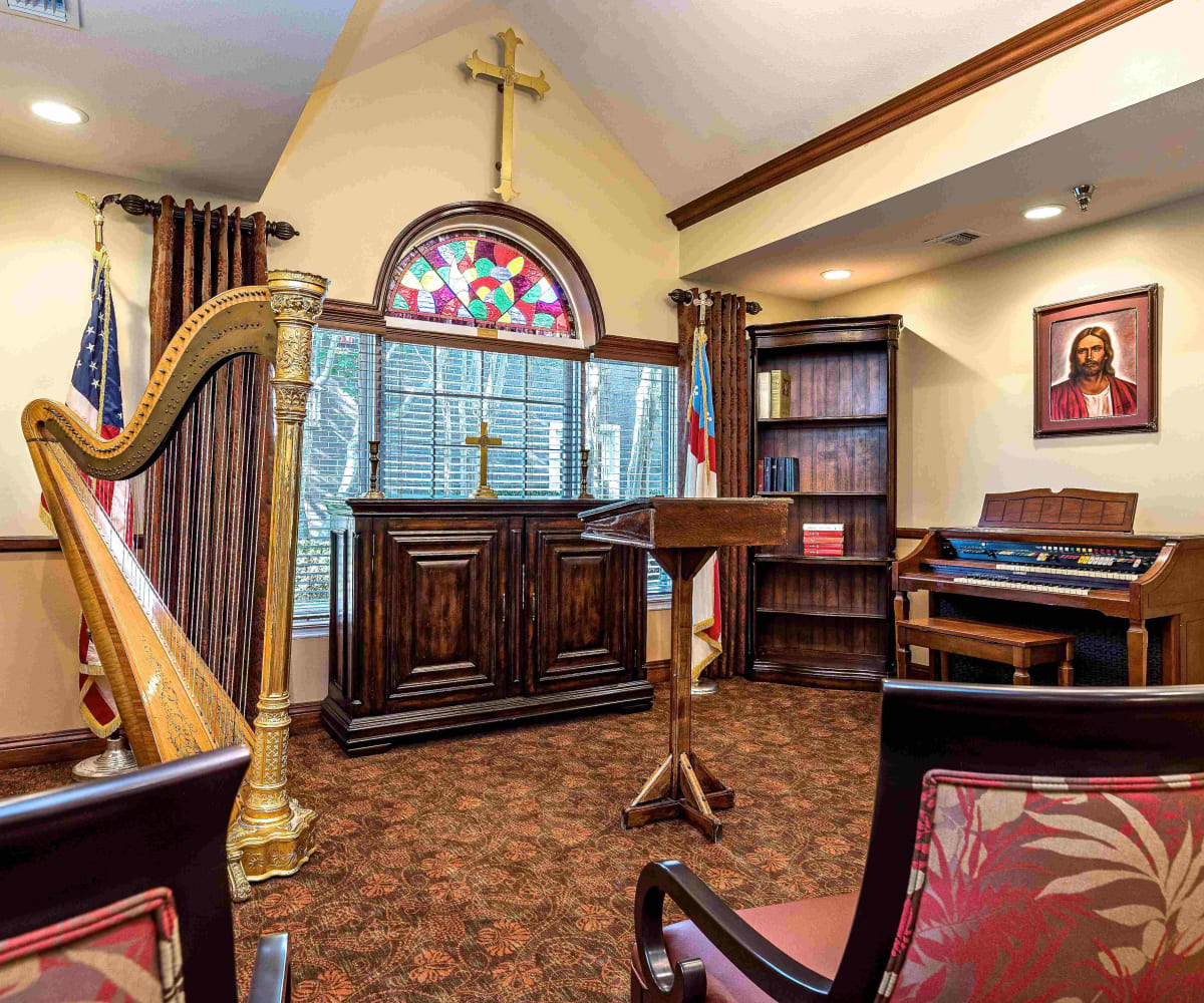 Resident living room at Pacifica Senior Living Skylyn in Spartanburg, South Carolina