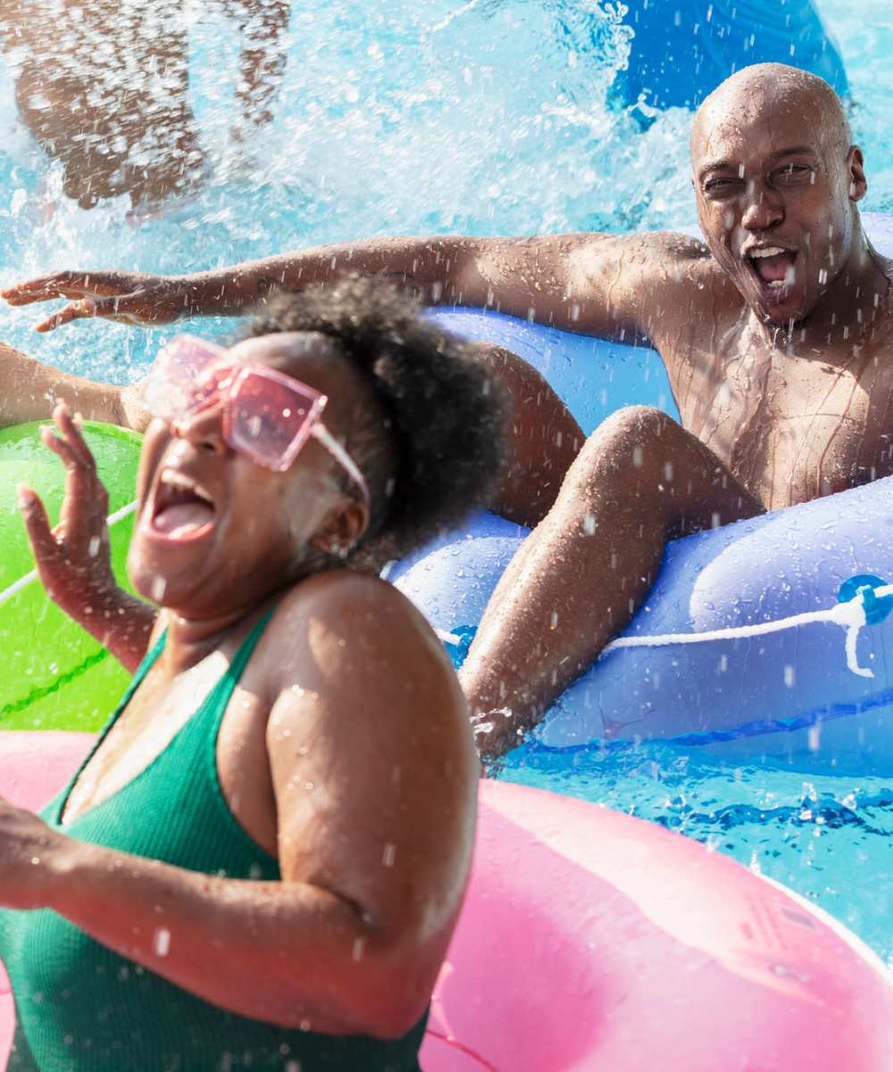  Happy reisdnets in swimming pool lpatop