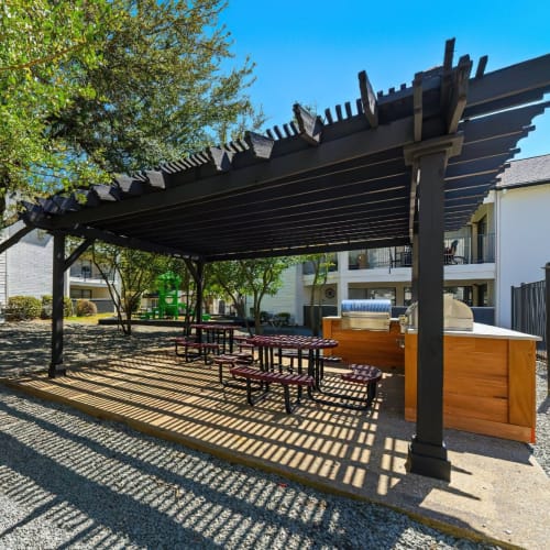 Shaded picnic area at Tides at Highland Meadows in Dallas, Texas