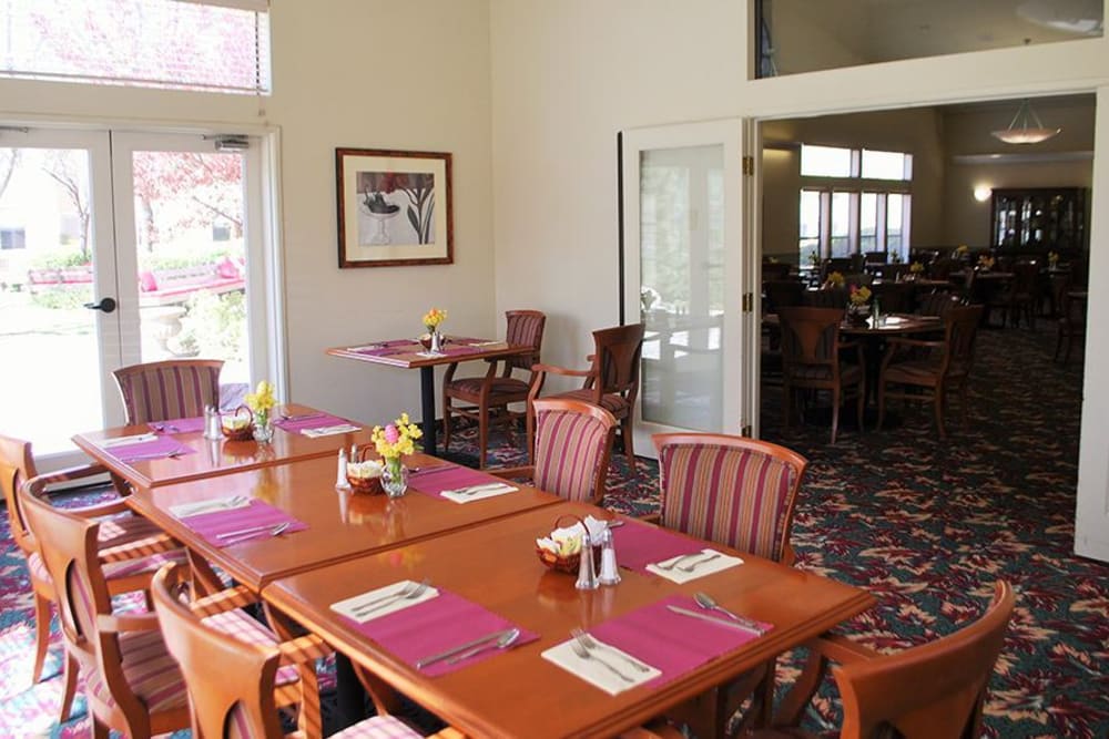 Dining area at Hilltop Commons Senior Living in Grass Valley, California