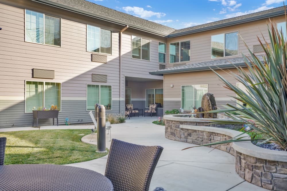 Courtyard with seating at Almond Heights in Orangevale, California