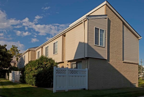 Novi, MI Apartments & Townhomes for Rent | Shorebrooke