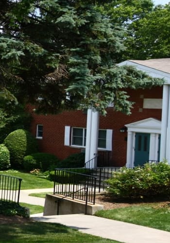 Courtyard at Center Grove Village in Randolph, New Jersey