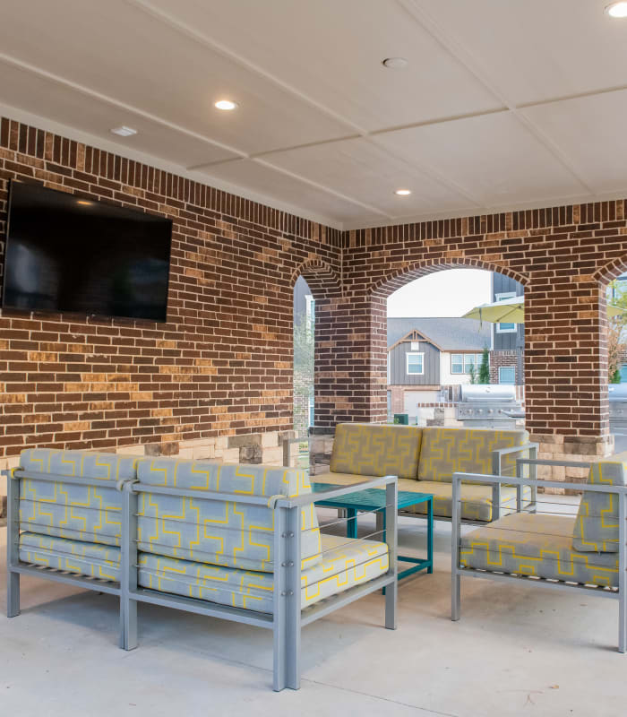 Outdoor seating at Bend at New Road Apartments in Waco, Texas