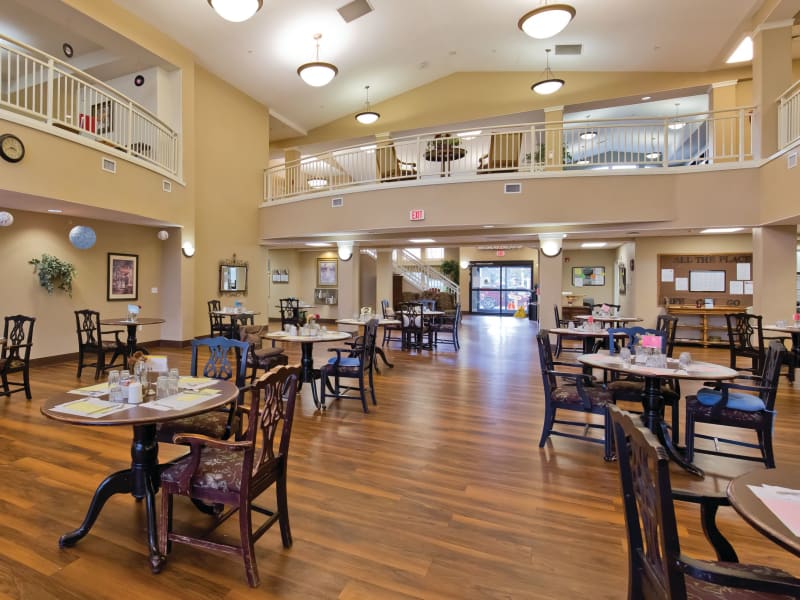 Large dining hall at Meadowlark Senior Living in Lebanon, Oregon