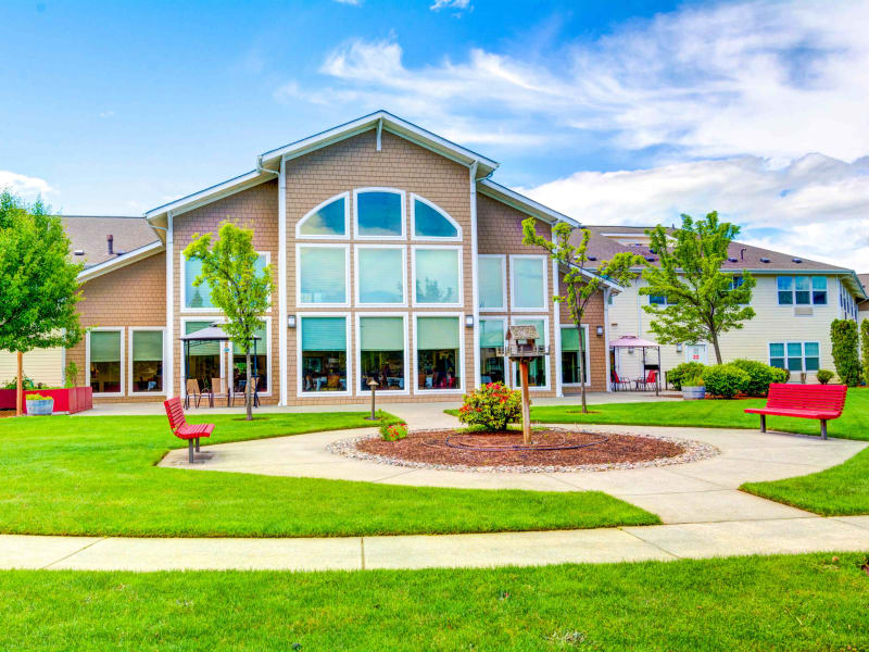 Well-manicured lawn and building exterior at Hawks Ridge Assisted Living in Hood River, Oregon. 