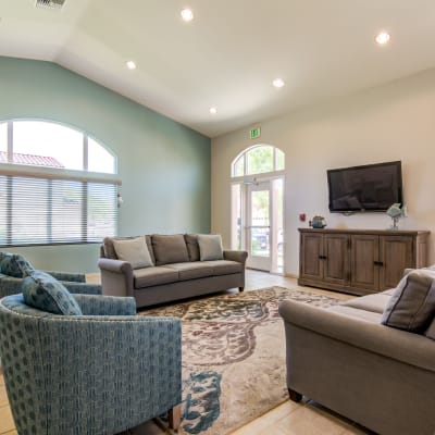 Comfortable seatingin the resident lounge at San Onofre III in San Clemente, California