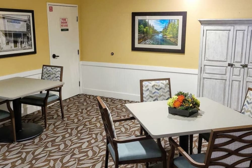 Dining room with yellow walls at Lakeland Senior Living in Eagle Point, Oregon. 