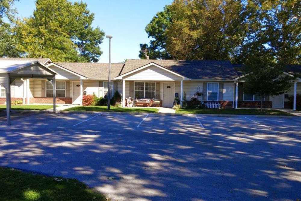 Exterior view of an apartment at Forest Glen in Elwood, Indiana